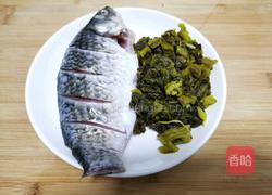 酸菜鲫鱼汤的做法图解1