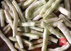 Illustration of how to cook potato, pork belly and white kidney beans 5