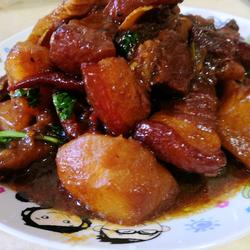 红烧肉焖土豆的做法[图]