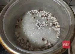 Illustration of how to make preserved egg and lean meat porridge 6