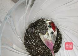 香蕉牛奶奇亚籽的做法图解1