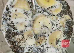 香蕉牛奶奇亚籽的做法图解3