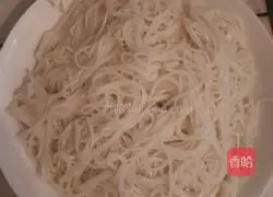 Illustration of how to make noodles with scallion oil 5