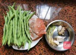 Illustration of how to make stir-fried pork with green beans 1