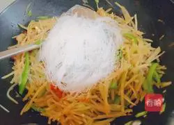 Illustration of how to stir-fry pork with shredded potatoes 11