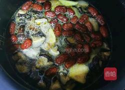 香菇红枣炖鸡汤的做法图解3