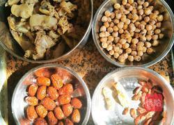 红枣莲子炖鸡汤的做法图解1