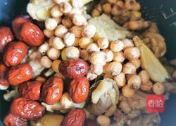 红枣莲子炖鸡汤的做法图解3