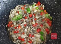 辣椒炒韭菜(小干鱼)的做法图解5