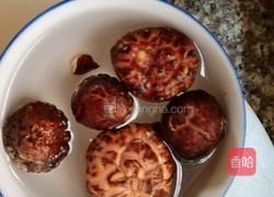 香菇炖猪肉的做法图解2