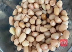 拌芹菜五香花生米的做法图解1