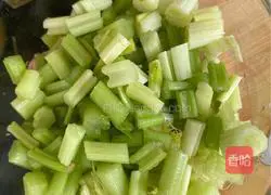 Illustration of how to mix celery and spiced peanuts 2