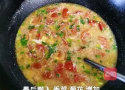 Illustration of how to make tomato and egg drop soup 7