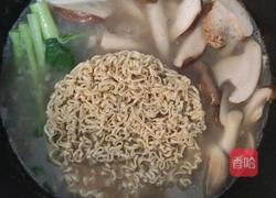 菌菇素菜鸡汤面的做法图解4