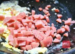 Illustration of how to make ham, sausage and egg fried rice 5