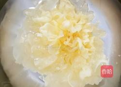 银耳莲子羹的做法图解2