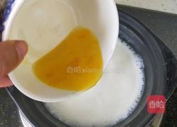 牛奶炖桃胶的做法图解3