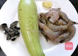 西葫芦炒虾仁的做法图解1