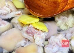 猪蹄浓汤的做法图解3