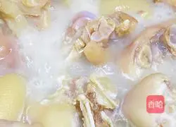 Illustration of how to make pig's trotter soup 5