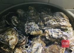 蒜蓉辣酱蒸生蚝的做法图解2