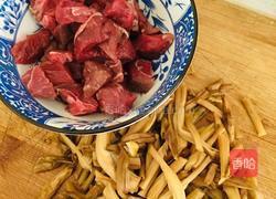 黄花菜牛肉臊子面的做法图解2