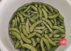 水煮毛豆的做法图解1