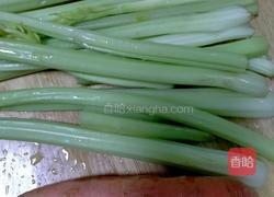 凉拌芹菜花生米胡萝卜的做法图解1
