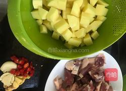 鸭腿烧土豆的做法图解1