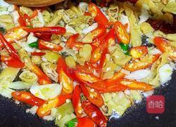 双椒爆炒鸭板肠的做法图解3