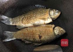 鲫鱼汤的做法图解1