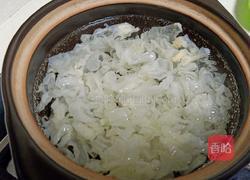 冰糖银耳炖雪梨的做法图解2