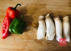 比肉还好吃的青椒杏鲍菇的做法图解1