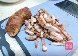 蒜苗灌肠炒年糕的做法图解1