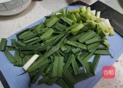 蒜苗灌肠炒年糕的做法图解3