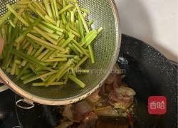 “乱棍打死猪八戒” 蒜薹炒腊肉的做法图解5