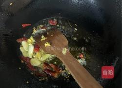 “乱棍打死猪八戒” 蒜薹炒腊肉的做法图解3