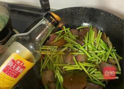 “乱棍打死猪八戒” 蒜薹炒腊肉的做法图解6