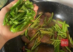 “乱棍打死猪八戒” 蒜薹炒腊肉的做法图解7