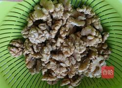 糖霜核桃仁的做法图解1