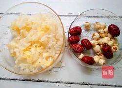 银耳红枣莲子汤的做法图解3