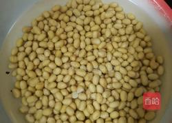 黄豆炖猪脚的做法图解1