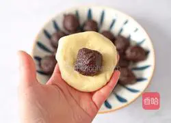 Illustration of how to make bean paste bread rolls 7