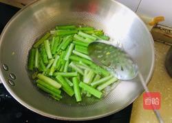 芹菜炒腊肠的做法图解1