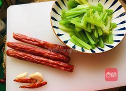 芹菜炒腊肠的做法图解2