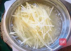醋溜土豆胡萝卜丝的做法图解1