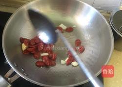 洋葱胡萝卜炒腊肠的做法图解3