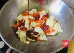 洋葱胡萝卜炒腊肠的做法图解6