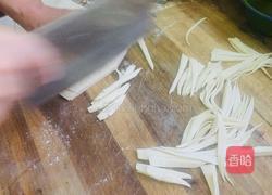 泡菜炒肉烩柳叶面的做法图解2