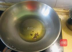 泡菜炒肉烩柳叶面的做法图解5